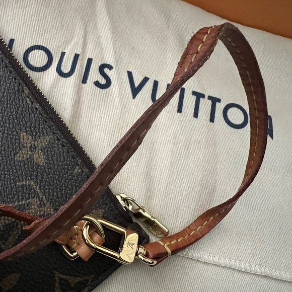 Louis Vuitton Monogram pre-owned Wristlet with Dust Bag and Louis Vuitton Bag. - Picture 6 of 12